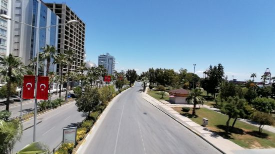 Mersin’de bayramn ikinci gnnde sokaklar bo kald