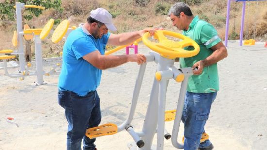 Toroslar Belediyesi, parklara yeni spor aletleri yerletiriyor