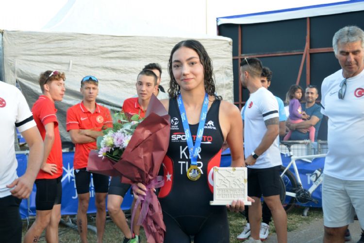 Yeniehir Avrupa Triatlon Kupasnda Selinay Tue Kr altn madalya kazand.