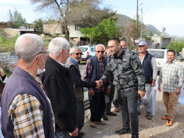 Bakan Ylmaz mahalle sakinleriyle bulutu