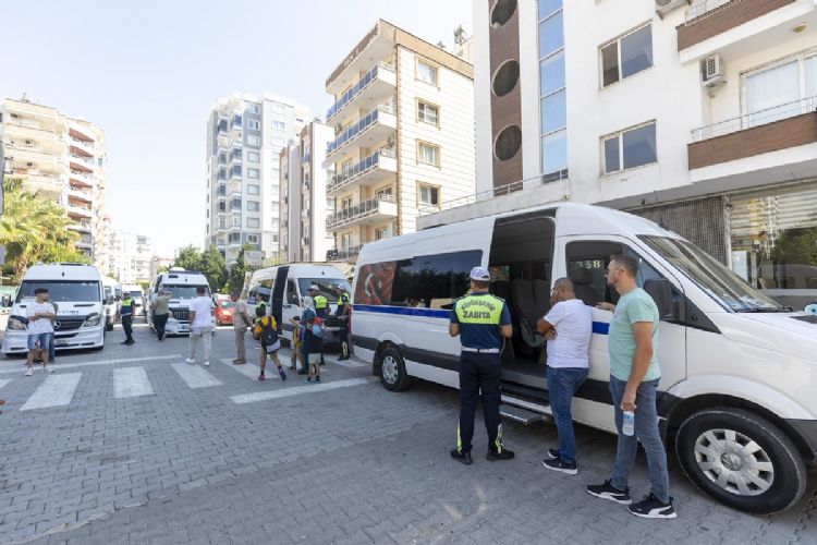 Zabta ekipleri okul servislerini denetliyor