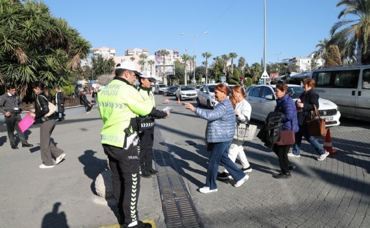 Vatandalar trafik konusunda bilgilendiriliyor