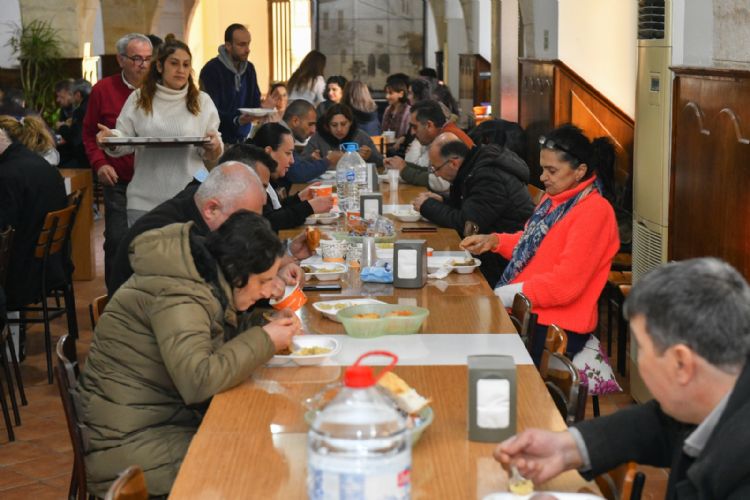 Cemevinde piiyor, kilisede depremzedelere ikram ediliyor