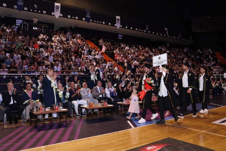 Toros niversitesi’nde mezuniyet cokusu