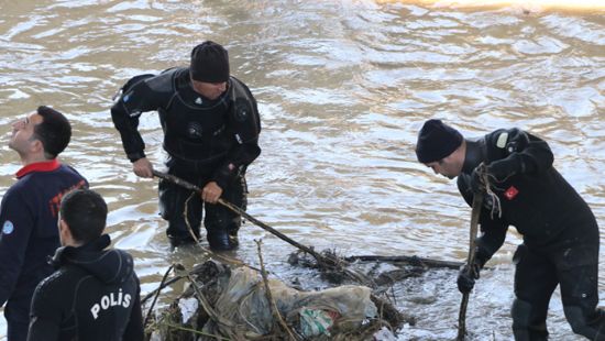 Onlar kimsenin girmeye cesaret edemedii sularda, insanlarn umudu oluyorlar