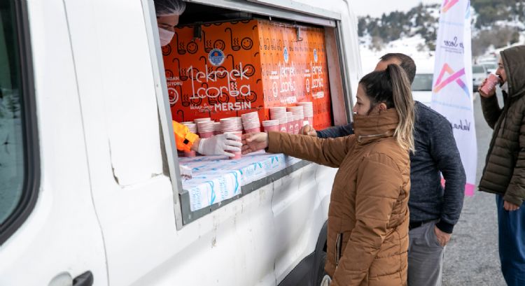 Kar gezisinde orba ve kaynar ikram