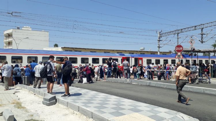 Tren ters makasa girdi, yolcular tahliye edildi