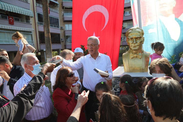 Cumhuriyet cokusunu Atatrk bst aarak yaadlar