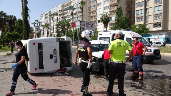 Hafif ticari aracn arpt yolcu minibs devrildi: 3 yaral