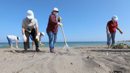 Vatanda kollar svad, 3 haftadr sahili temizliyor