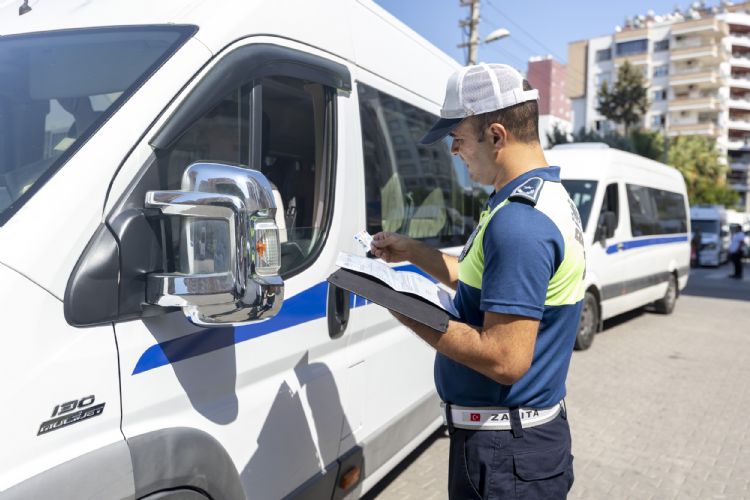 Zabta ekipleri okul servislerini denetliyor