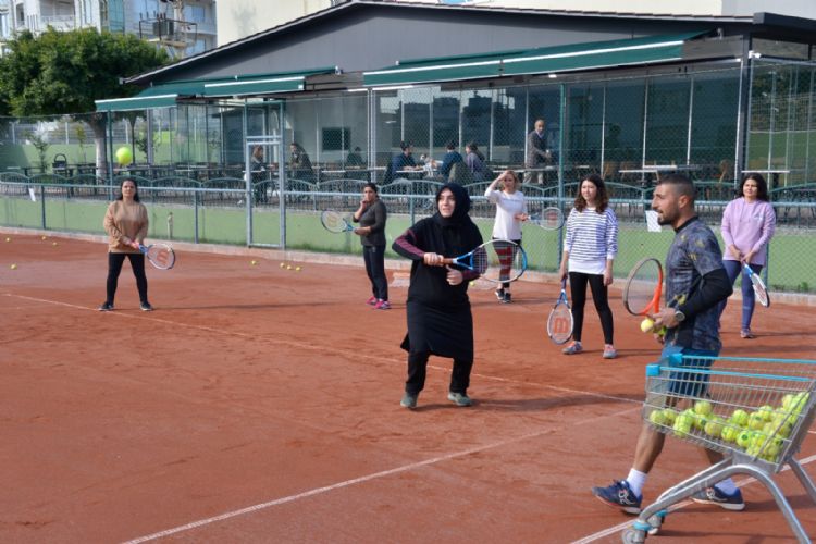  Kadnlar ay saatinde tenis renecek   