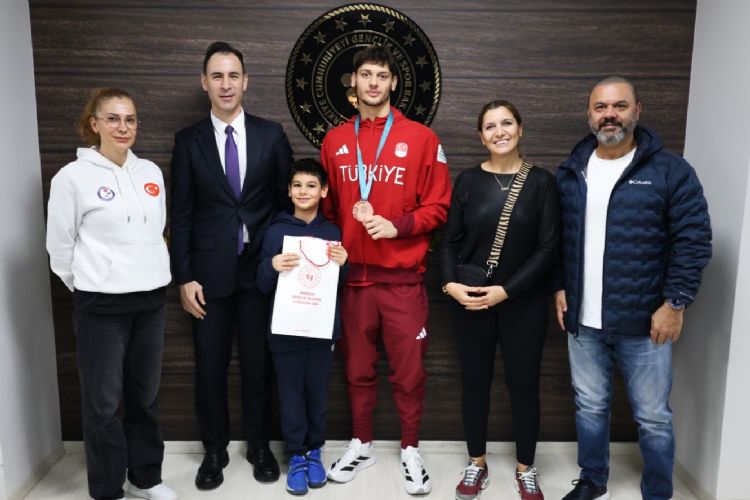 Milli y�z�c� Hatipo�lu�na destek