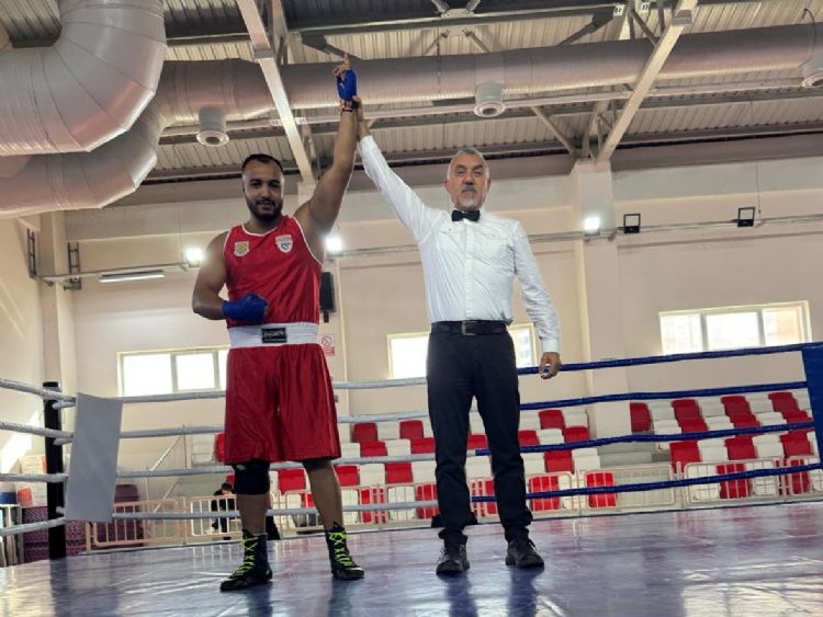 Yumruklar �ampiyonluk i�in s�k�ld�