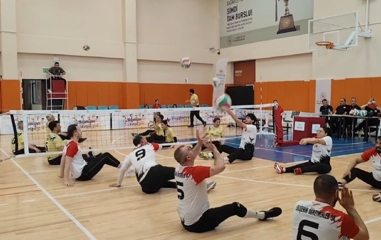 Oturarak Voleybol �ampiyonas��nda rekabet ve heyecan ba�lad�