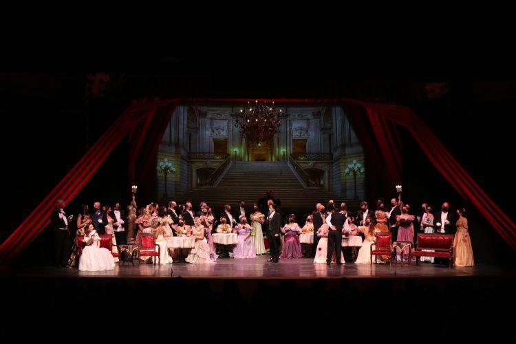 La Traviata rejili konser seyircisini bekliyor