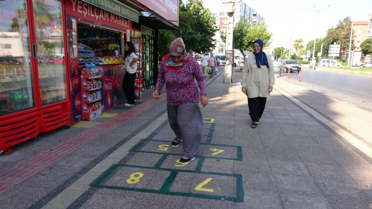 7’den 70’e her yatan vatanda<br>’sek sek’ oynayarak geiyor