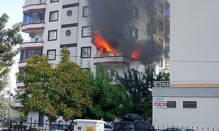 Mersin’de 9 katlı binada yangın: Alevler daireyi sardı